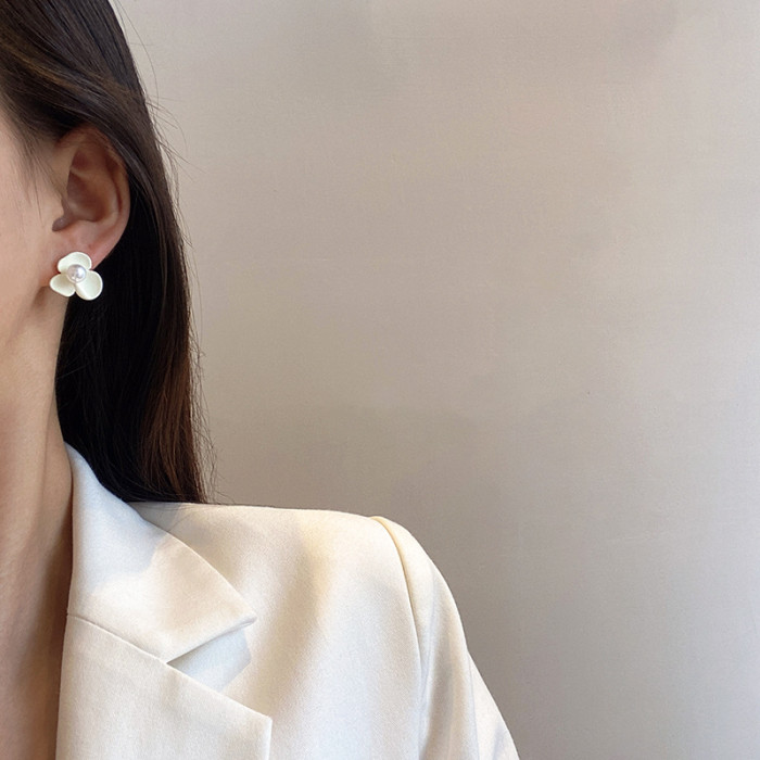 Luxury Arrival Bohemia Trendy  White Flower Stud Earrings For Women Students Elegant Cute Party