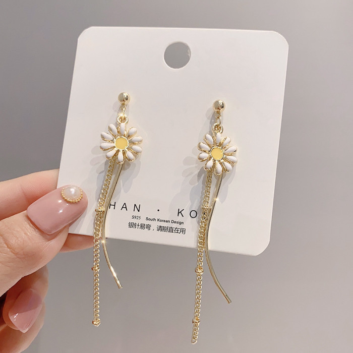 Korean Fashion Daisy Flowers Tassel Stud Earrings for Women Girls Elegant Butterfly Boho Hanging Earrings Kpop Summer Jewelry