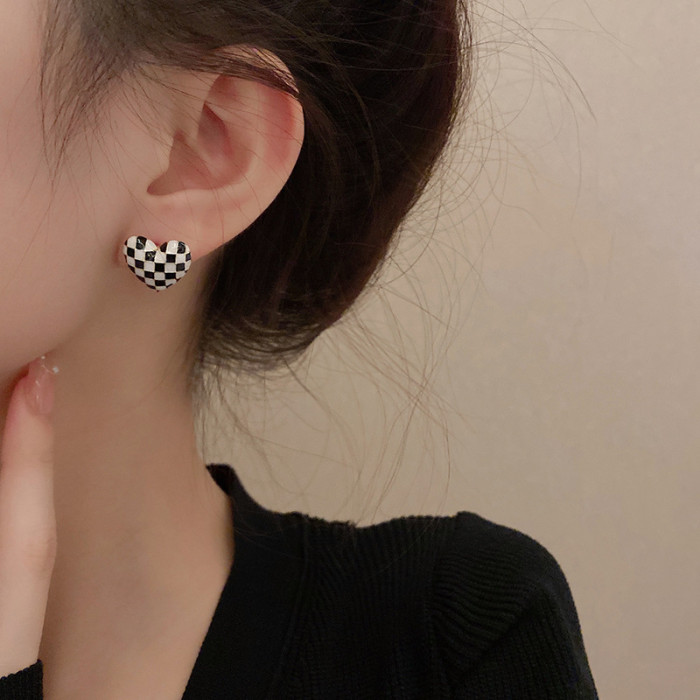 Luxury Design Original Chessboard Lattice Shape Peach Heart Stud Earrings for Woman Halloween Party Gotih Girls Fashion Jewelry