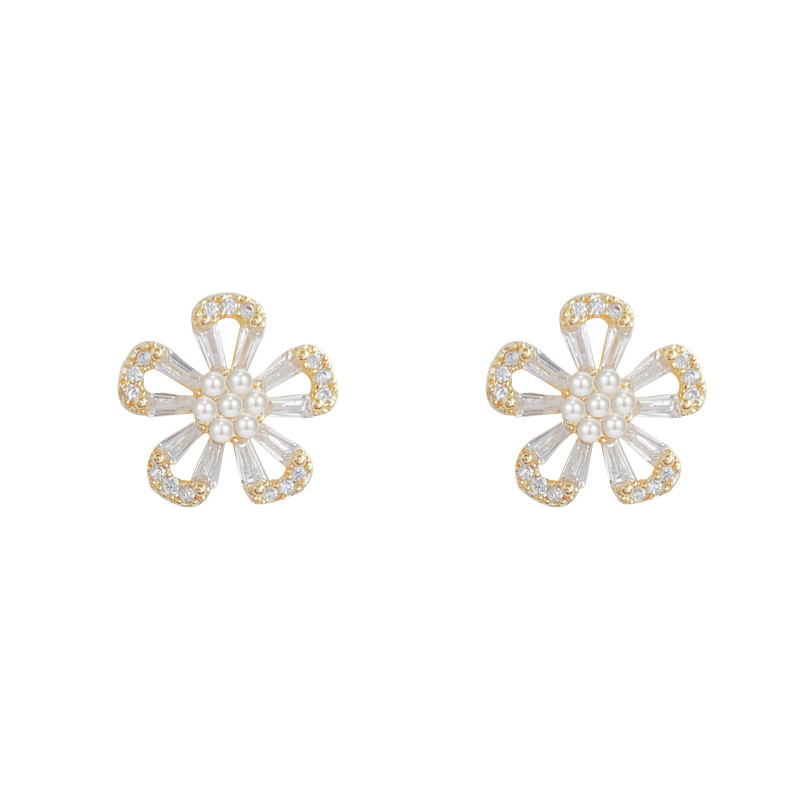 Vintage Hollow Crystal Flower Earrings Boho Gold Color Wedding Earrings Charming Flower White Zircon Stud for Women