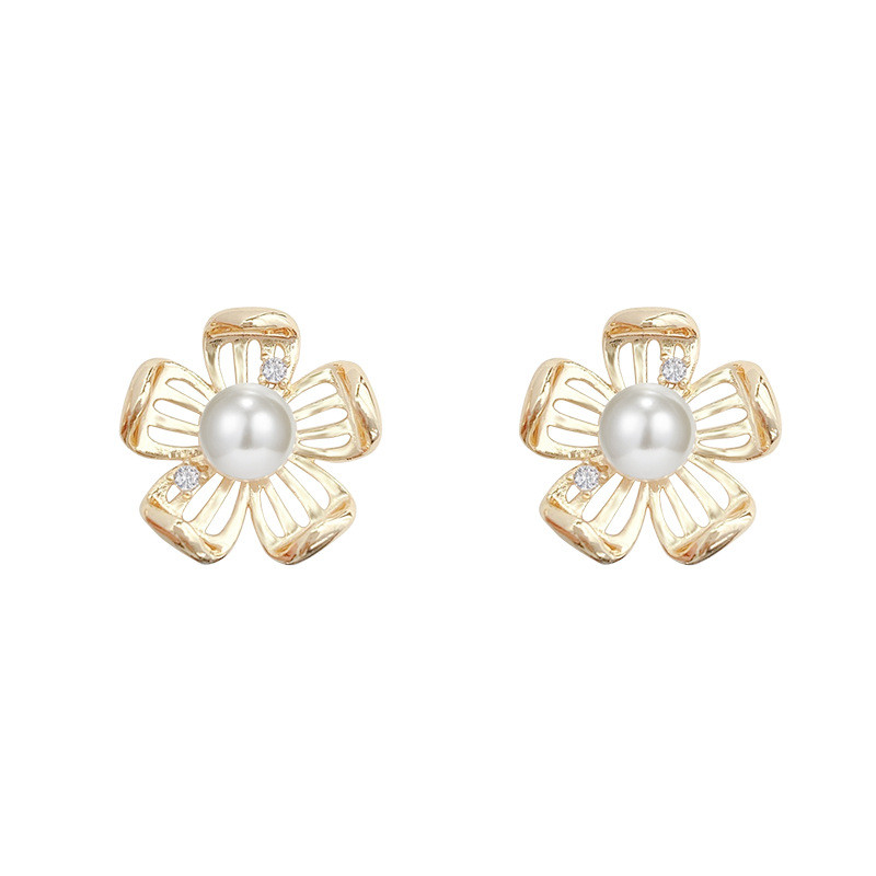 New Fashion Hollow Metal Flowers Contracted Earrings Senior Fine Pearl Elegant Temperament Women Stud Earrings