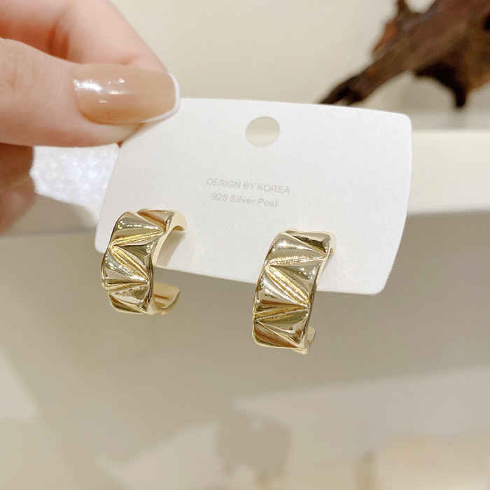 Korea Fashion Vintage Irregular C Shaped Gold Metal Hoop Earrings for Women Minimalist  New Aesthetic Simple Jewelry
