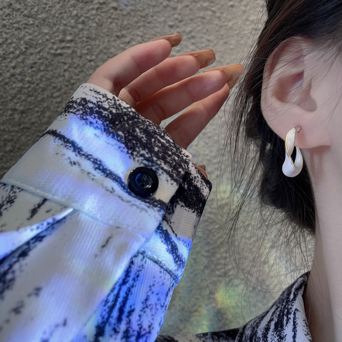 Korea 2022 New Trendy Oil Drop Spiral Hoop Earrings White Enamel Twisted Circle Earrings For Women
