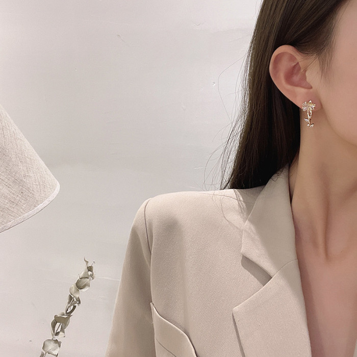 Korean Luxury Design Hot Sale Fashion Jewelry Personality Flowers Earrings Metal Copper Inlaid Zircon Earrings for Women