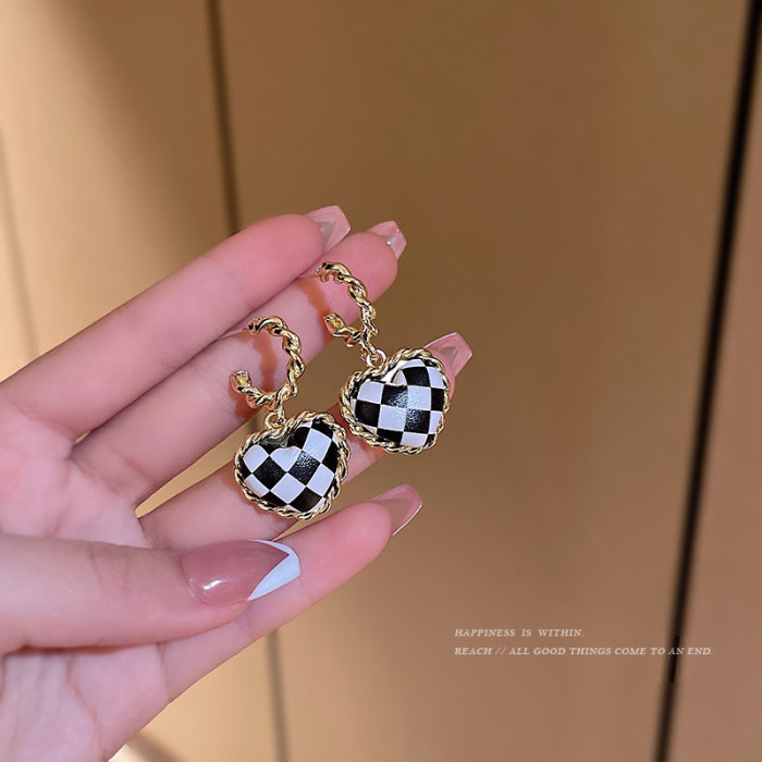 Luxury K Black White Grid Love Heart Earrings For Women Fashion Gold Color Crossed Party Jewelry Circle Hanging Drop Earrings