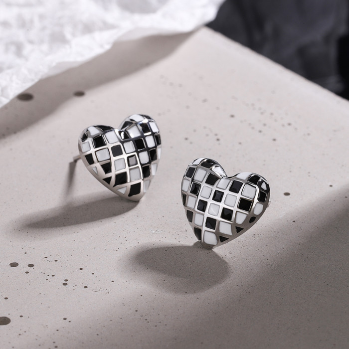 Wholesale S925 Sterling Silver Trendy Women's Fashion Jewelry  Simple Retro Epoxy Black And White Plaid Heart Stud Earrings xz950