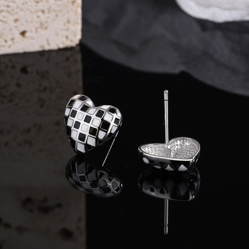 Wholesale S925 Sterling Silver Trendy Women's Fashion Jewelry  Simple Retro Epoxy Black And White Plaid Heart Stud Earrings xz950