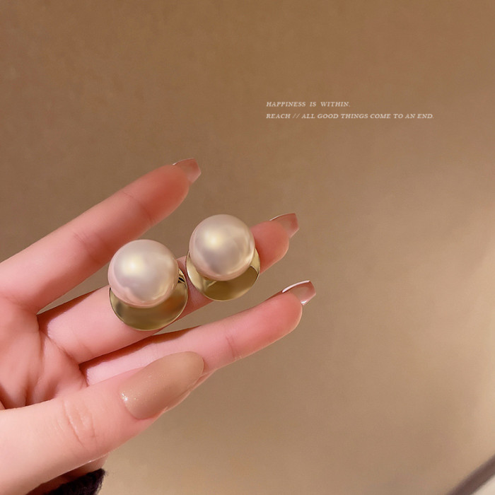 2022 New Arrival Light Luxury Trendy Simulated Pearl Round Disc Dangle Earring for Women Fashion Gold Metal Jewelry