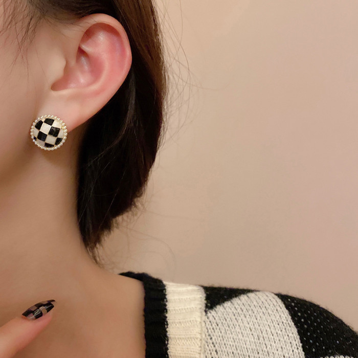 14k Gold Black And White Checkerboard Pearl Round Stud Earrings Oil Drop Plaid Earring Light Luxury Dainty Party Wedding Jewelry