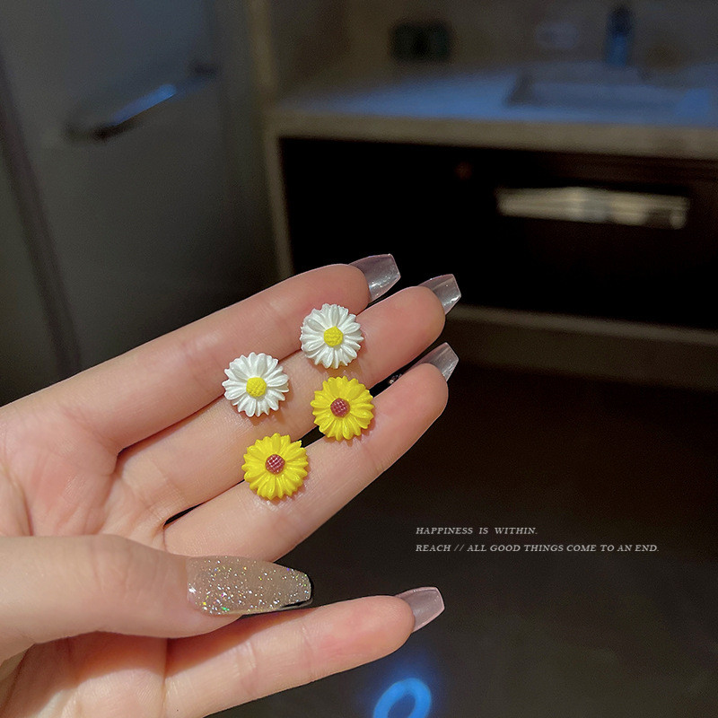 Summer New Trend Floral Daisy Flower Stud Earrings Fashion Fresh Sunflower Asymmetric Earrings Girl Ears Jewelry