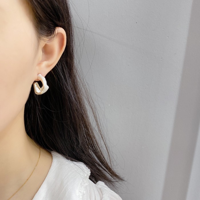 Retro White Enamel Irregular Square Hoop Earrings for Women Personality Elegant Design OL Style Party Wedding Jewelry Gift