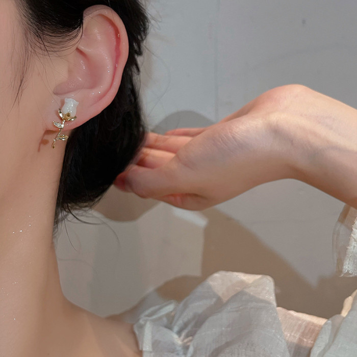 Korean Retro Asymmetric Heart Rose Flower Stud Earrings For Women Elegant Temperament Imitation Pearl Earrings Fashion Jewelry