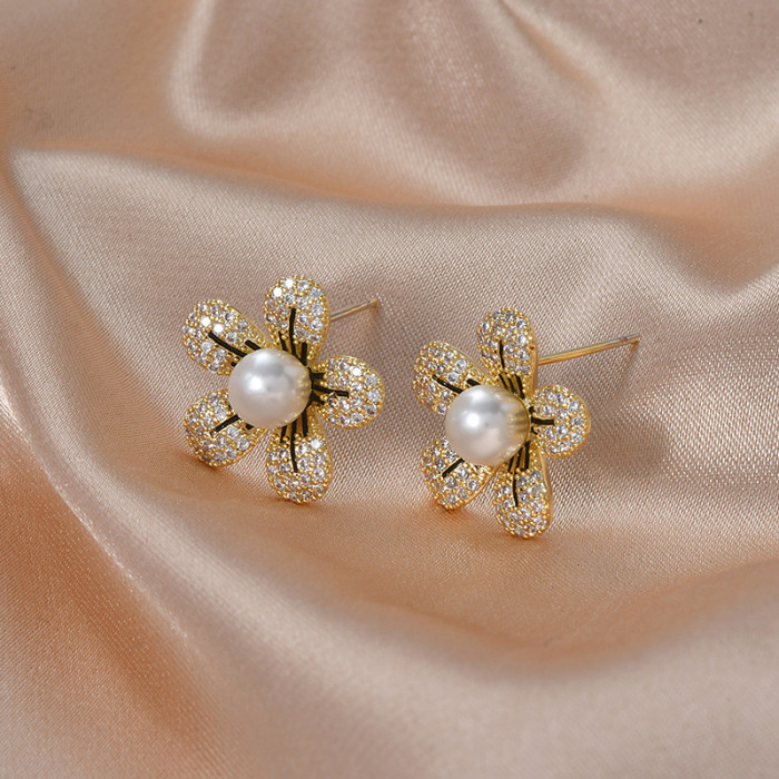 French Luxury Retro Rose Flower Pearl Ear Clip Earrings Temperament Camellia Flower Clip on Earrings for Wedding Party