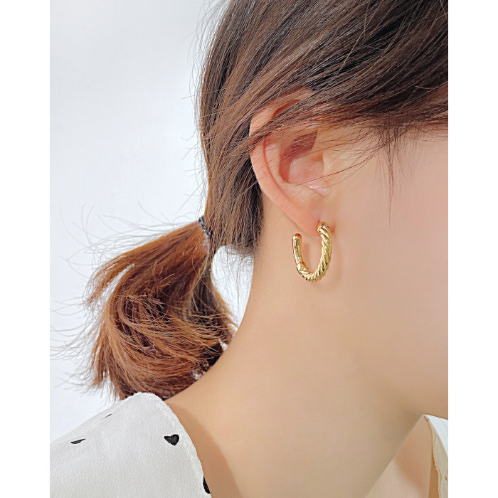 Ornament Fashion Retro Geometric C- Shaped Earrings Creative Design Thread Stainless Steel Earrings for Women