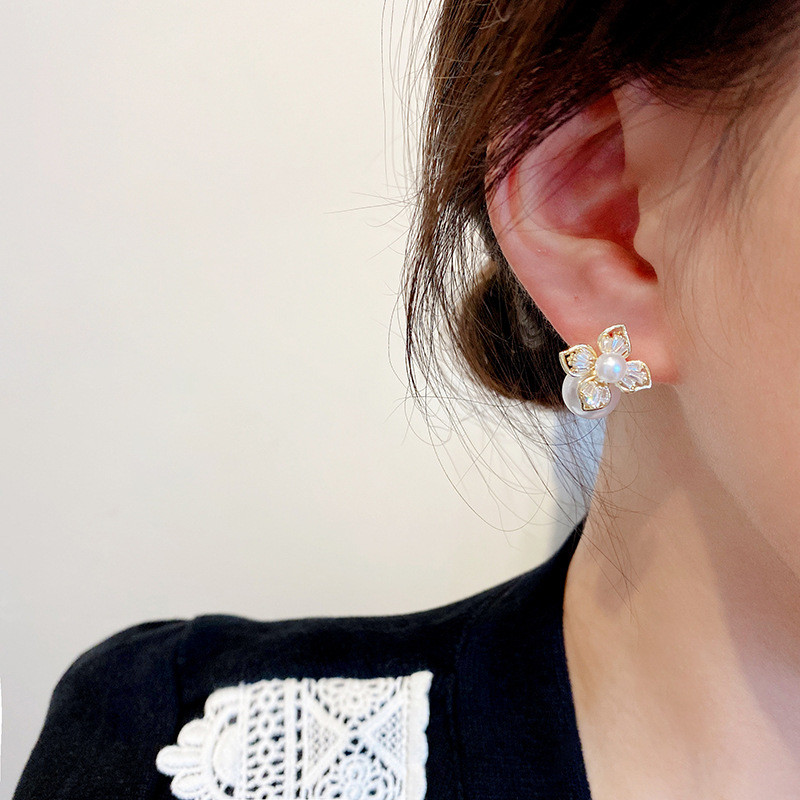 Wholesale Small Flower Pearl Stud Earrings Women's Simple Fashion Jewelry Gift