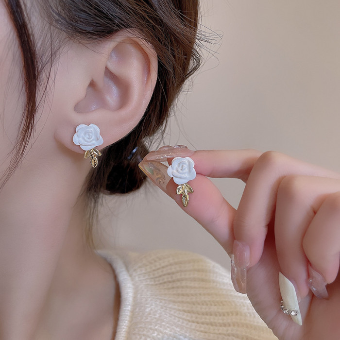Fashion White Pearl Earrings Elegant Fashion Flower Ladies Stud Earrings Korean Style Sweet Girl Jewelry Luxury Accessories
