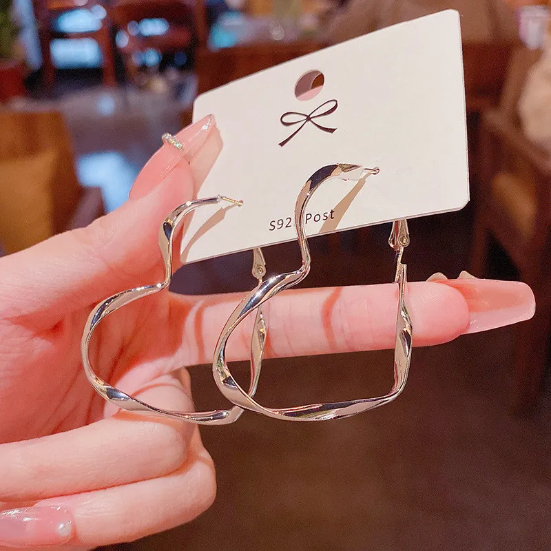 New Cute Hollow Big Heart Hoop Earrings for Women Gold Silver Color Simple LOVE Trendy Romantic Jewelry Wholesale Nice Gifts