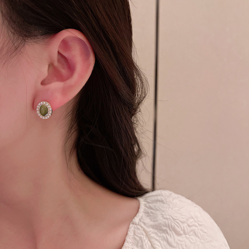 Baroque Green Opal Oval Round Pearl Stud Earrings for Women Korean Design Gentle Eyes Retro Hepburn Style Niche Elegant