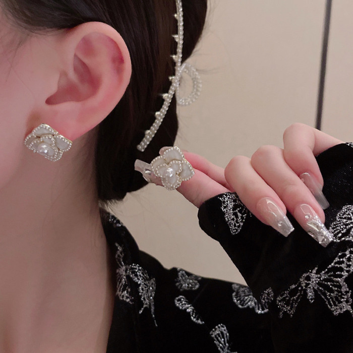 Elegant Black White Flower Stud Earring for Women Simple Camellia Blossoms Enamel Statement Jewelry Wholesale