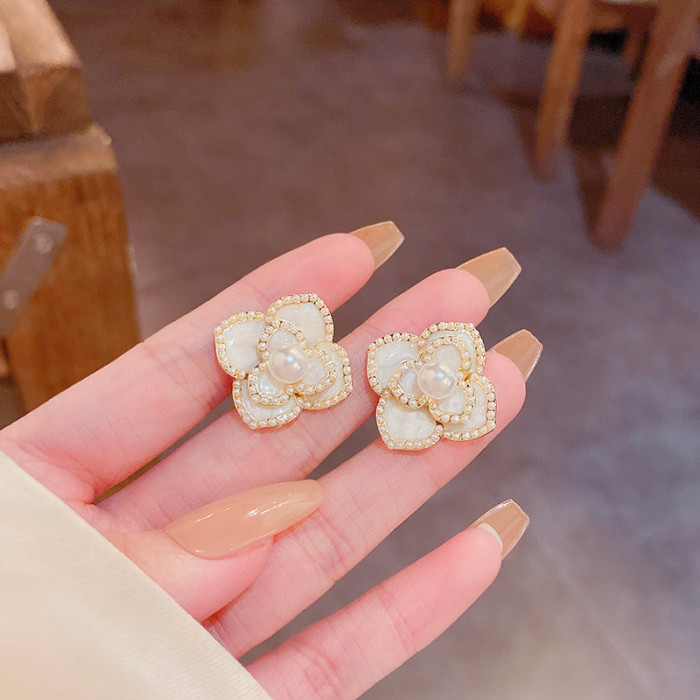 Elegant Black White Flower Stud Earring for Women Simple Camellia Blossoms Enamel Statement Jewelry Wholesale