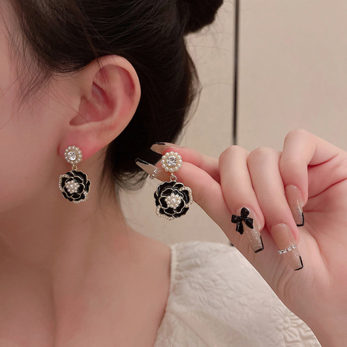 Temperament Black Camellia Rhinestone Dangle Earring for Women Trendy Simulation Pearl Enamel Jewelry Accessories