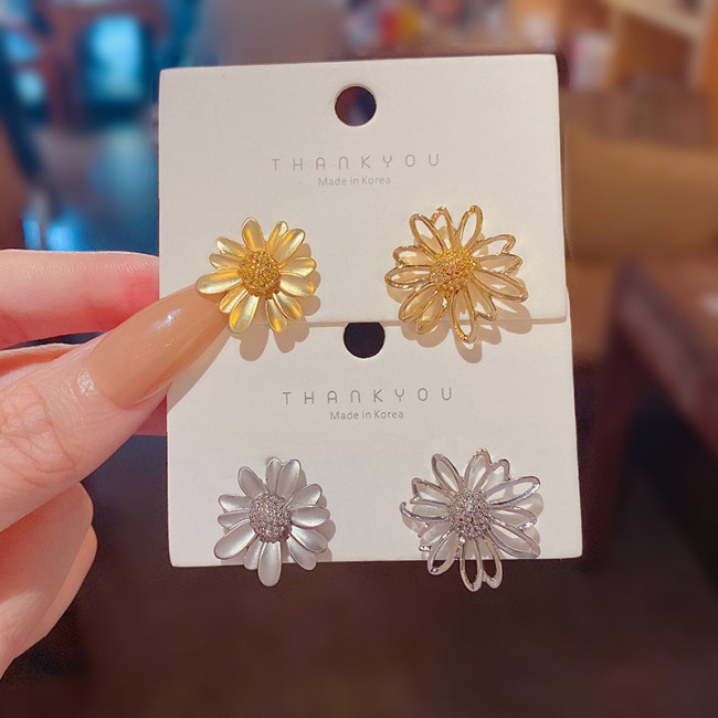 Daisy Flower Earrings Asymmetrical Korean Jewelry Cute Flower Small Stud For Women 2021 New Fashion Sweet