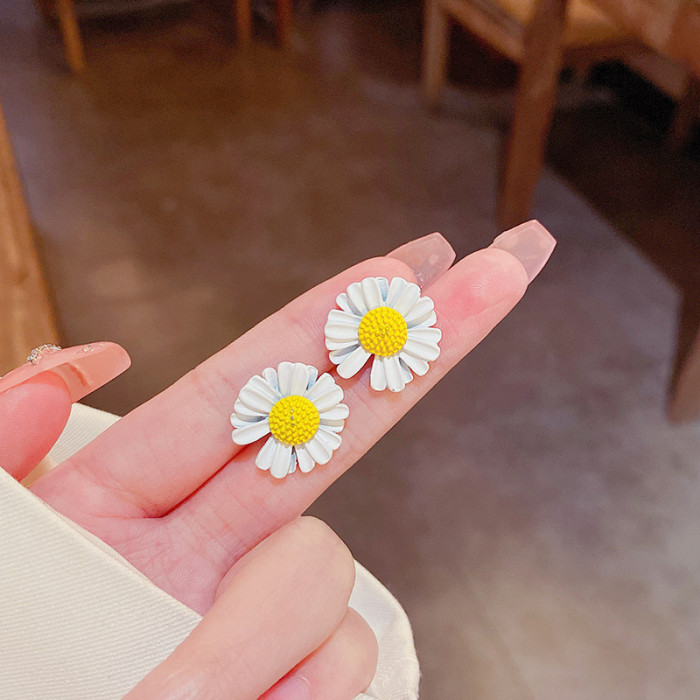 Daisy Flower Earrings Korean Jewelry Cute Flower Small Stud Earrings For Women 2021 New Fashion Sweet