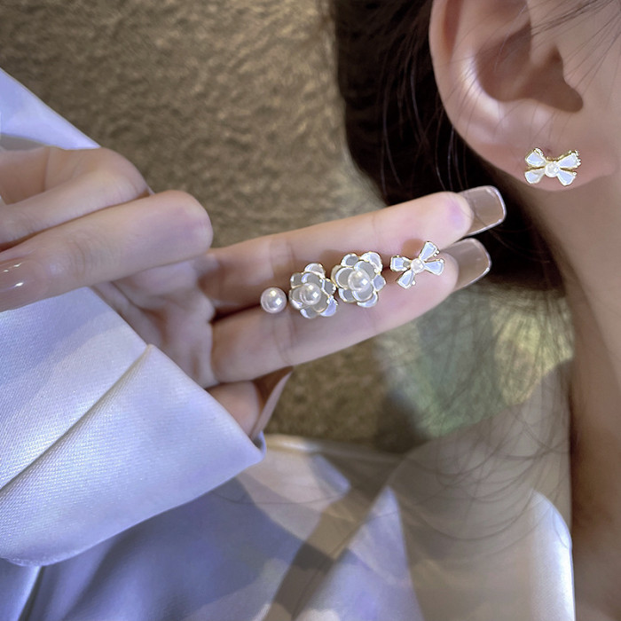 Korean Lady Small Fragrance Wind Camellia Stud Earrings Temperament Black White Enamel Pearl Flower Female Jewelry Gift
