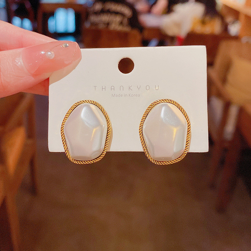 2022 New Dainty Irregular Pearl Studs Earrings for Women Gold Color Eardrop Minimalist Tiny Huggies Hoops Wedding Fashion Jewel