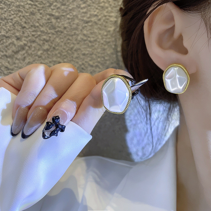 2022 New Dainty Irregular Pearl Studs Earrings for Women Gold Color Eardrop Minimalist Tiny Huggies Hoops Wedding Fashion Jewel