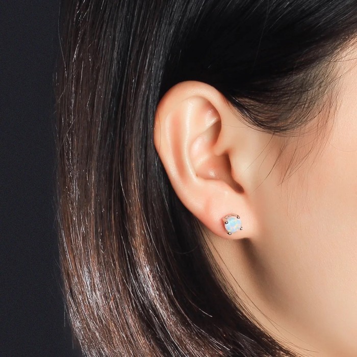 Stud Earrings Opal Classic Four-Claw