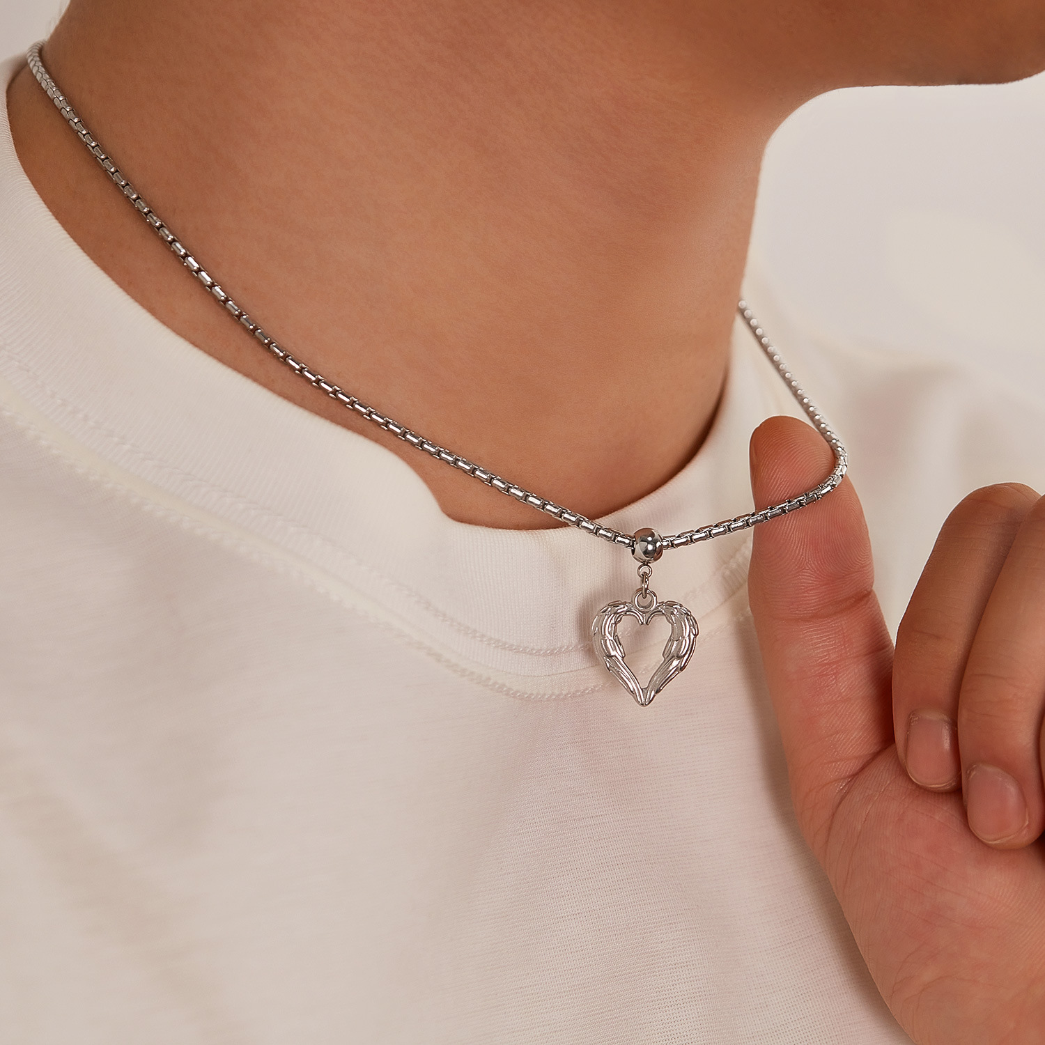 Hot Selling Personality Fashion Retro Wing Heart Wings Alloy Pendant Necklace for Men