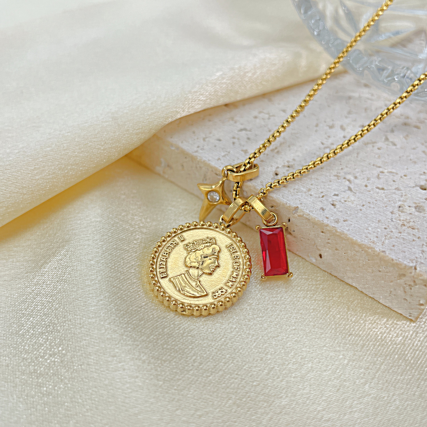 Factory Fashion Titanium Steel Double-Sided Embossed Pendant Queen Elizabeth Head Stainless Steel Necklace for Women