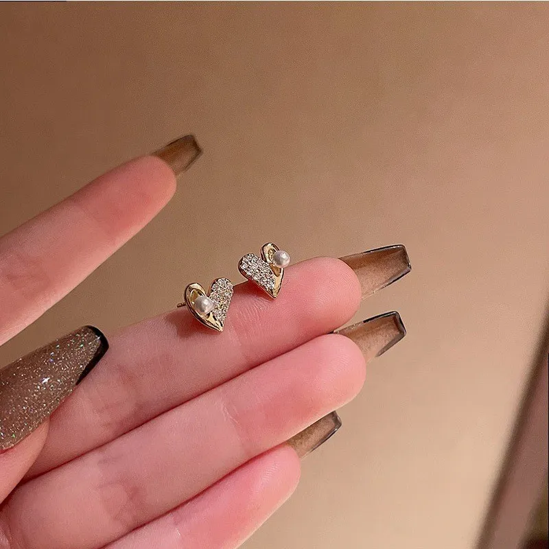 Fashion Small Irregular Gold Color Love Heart Stud Earrings Girls Shiny White Pearl Zircon Metal Earrings Women Jewelry