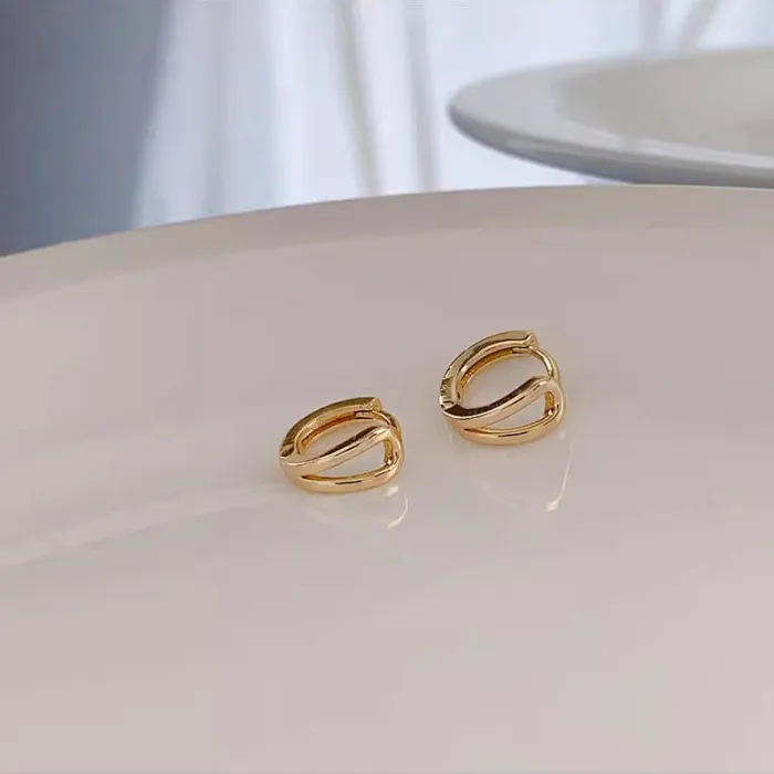 Fashion Metal Hollow Circle Temperament Ear Buckle Simple Personality Exquisite Earrings for Women Mini Hoop Earrings