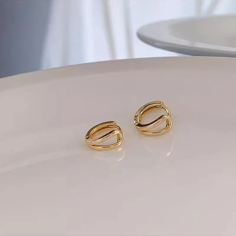 Fashion Metal Hollow Circle Temperament Ear Buckle Simple Personality Exquisite Earrings for Women Mini Hoop Earrings