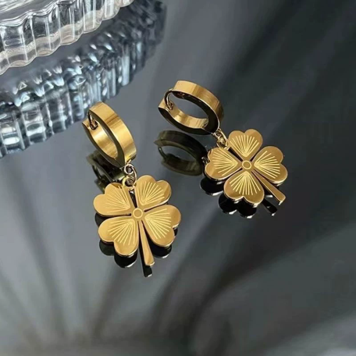 Light luxury high-end four-leaf necklace 2023 new trendy internet celebrity fashion temperament titanium steel colorless collarbone chain