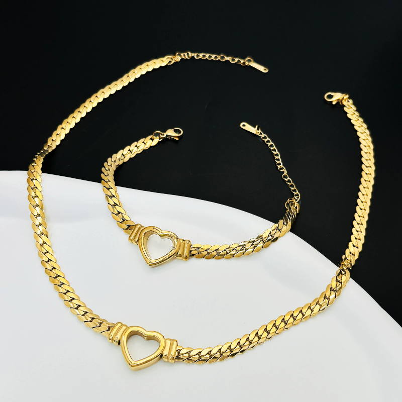 Light luxury personalized love necklace for women fashion titanium steel colorless collarbone chain new 18k gold-plated Cuban decoration