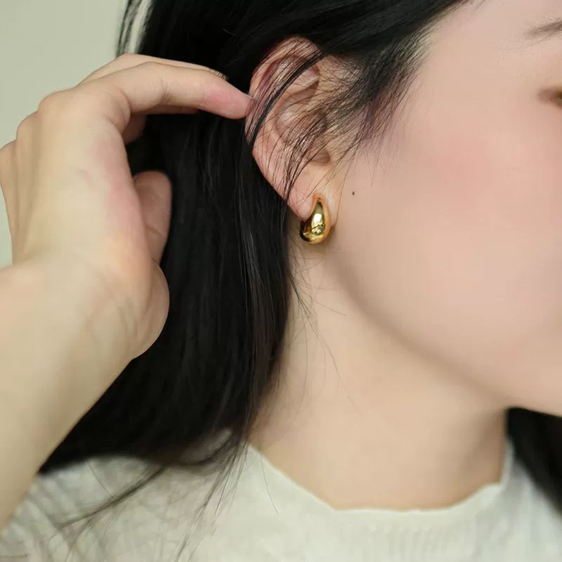European and American Korean version of titanium steel earrings Hong Kong style retro earrings for women with high-end geometric plain ring ear buckles versatile and exaggerated jewelry