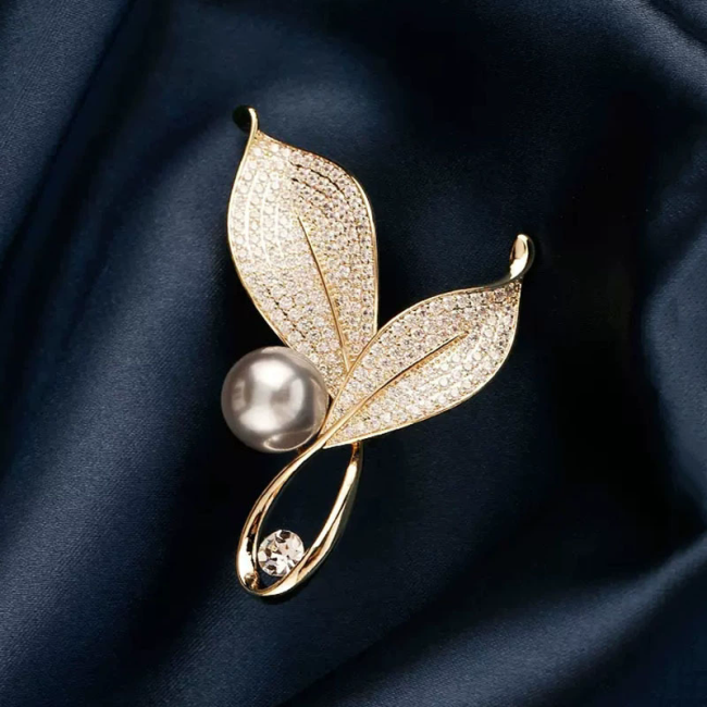 New style of women's pearl high-end exquisite corsage anti-exposure suit small fragrance style pin accessories