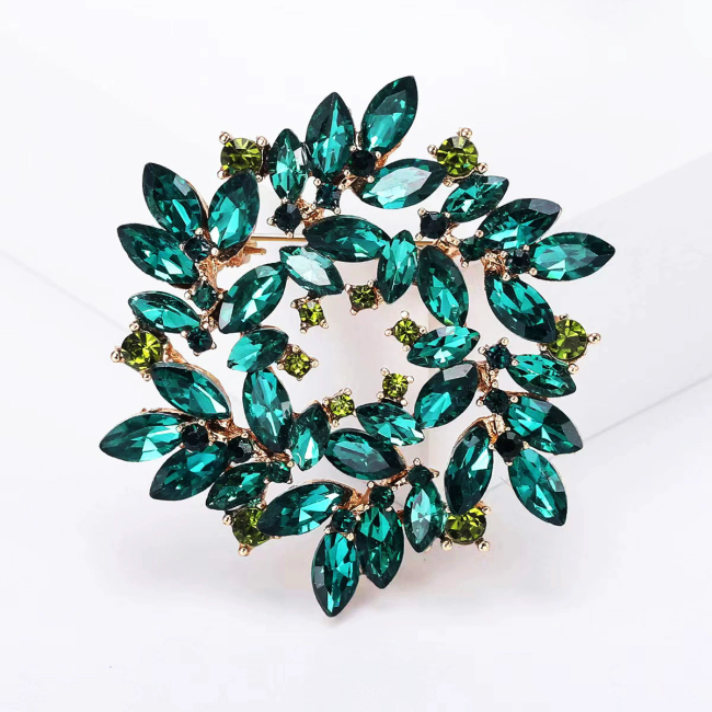 European and American retro crystal garland brooch for women new style atmospheric versatile corsage niche design pin suit accessories