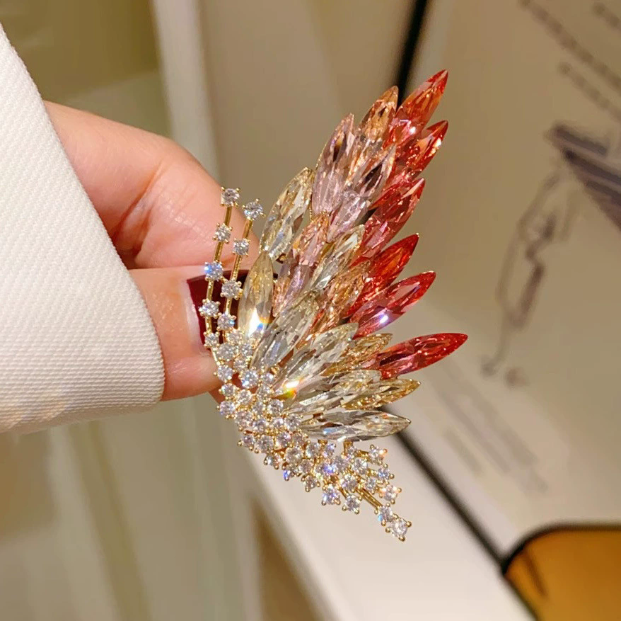 Gradient crystal butterfly brooch high-end women’s luxury temperament diamond-inlaid corsage niche high-end pins clothing accessories