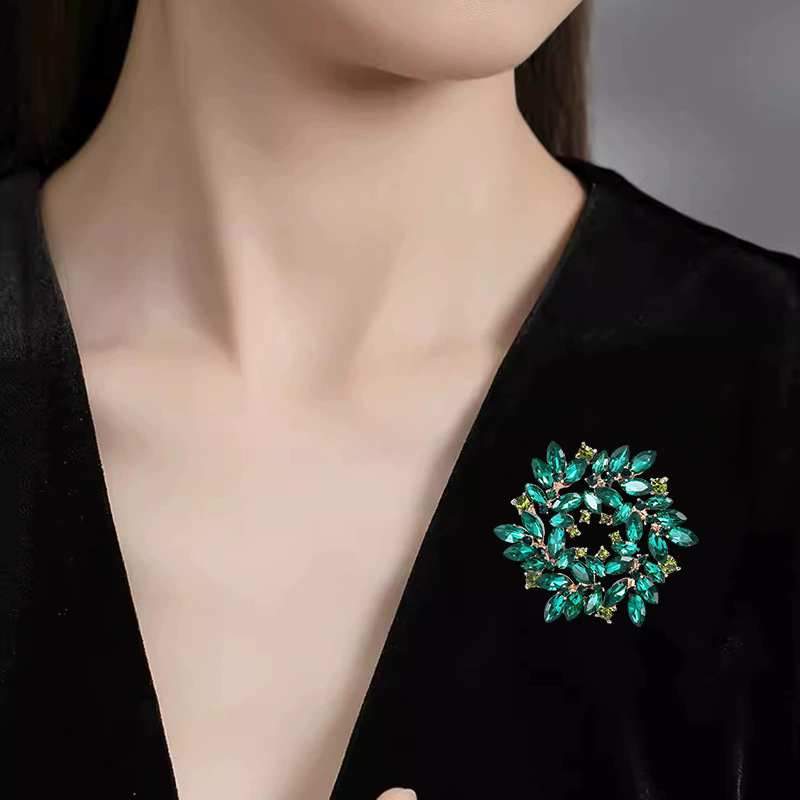 European and American retro crystal garland brooch for women new style atmospheric versatile corsage niche design pin suit accessories