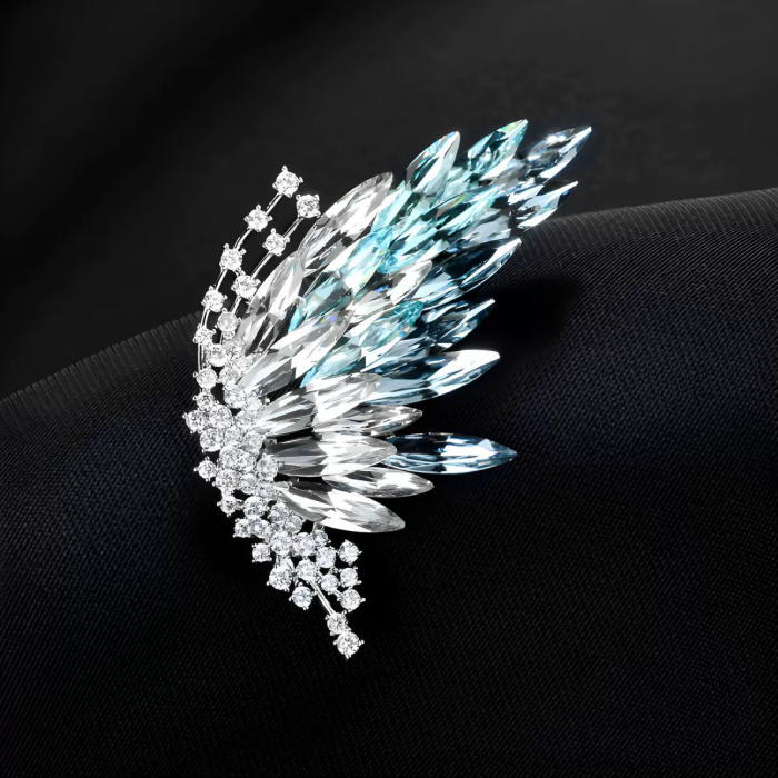 Gradient crystal butterfly brooch high-end women's luxury temperament diamond-inlaid corsage niche high-end pins clothing accessories