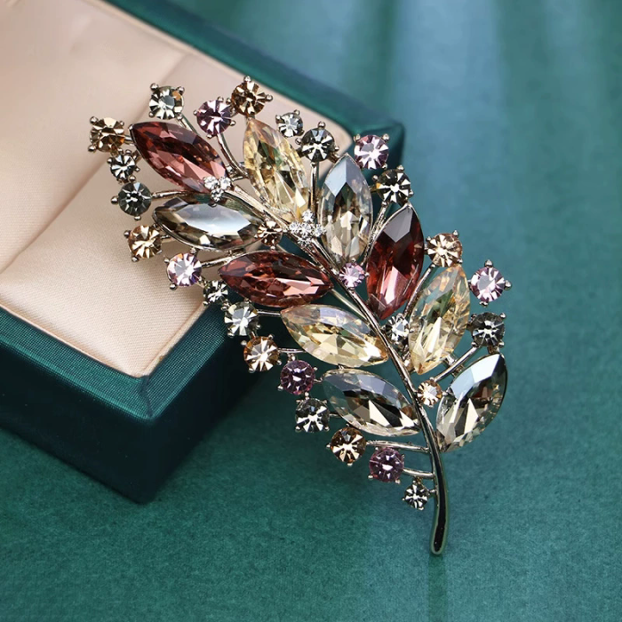 Retro crystal leaf brooch high-end women's exquisite new corsage niche anti-exposure pin temperament suit accessories
