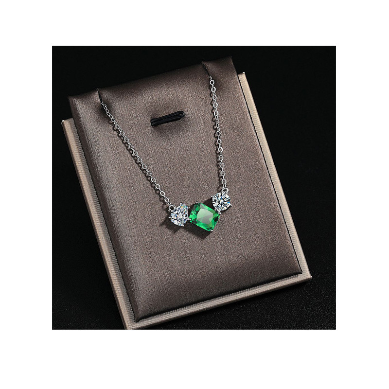 New Crystal Necklace Emerald Square Pendant Fashion Luxury Accessories Ladies Gift