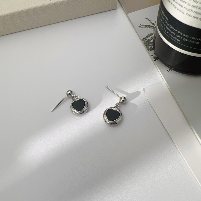 Chic Black Agate Heart Stud Earrings for Women Light Luxury Fine Jewelry Minimalist Accessories