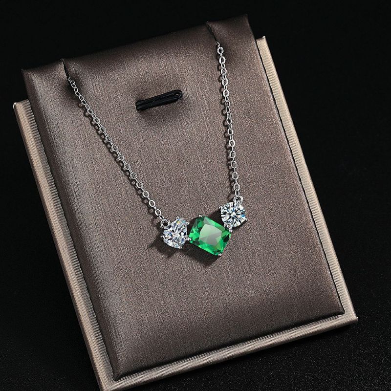 New Crystal Necklace Emerald Square Pendant Fashion Luxury Accessories Ladies Gift