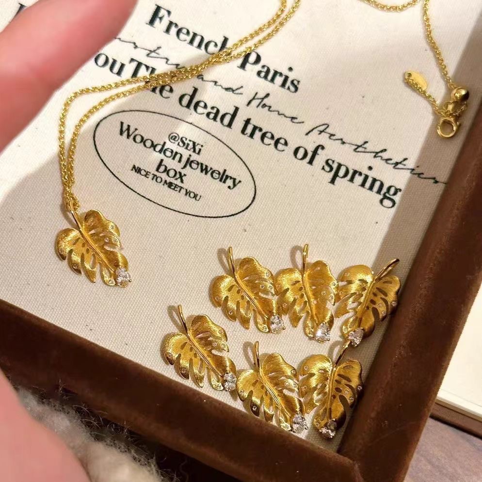 Golden wire-drawn leaf pendant necklace, exquisite and high-end for autumn and winter3