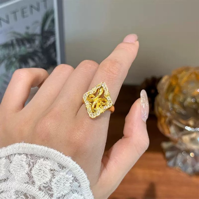 Four-leaf Clover and Spirit Snake Diamond-embedded Ring for Women, a niche design in the Bucci style, featuring light luxury and fashion as a finger ring